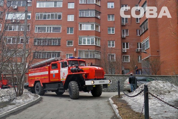 В Екатеринбурге пожарные спасли мужчину из горящей квартиры - Фото 1