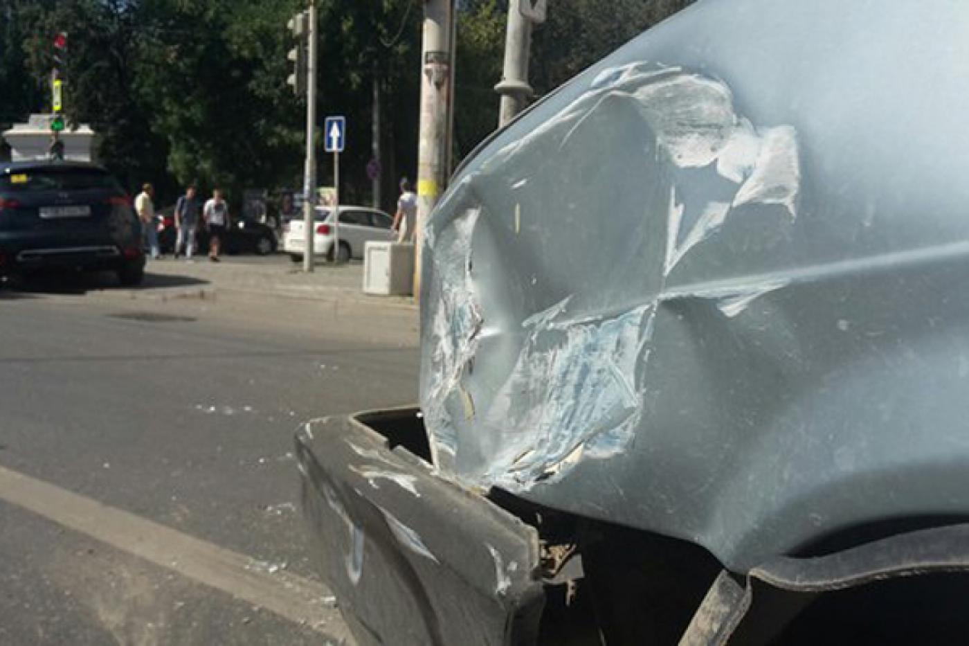 В центре Екатеринбурга ВАЗовская «девятка» и Citroen не поделили дорогу. ФОТО - Фото 1