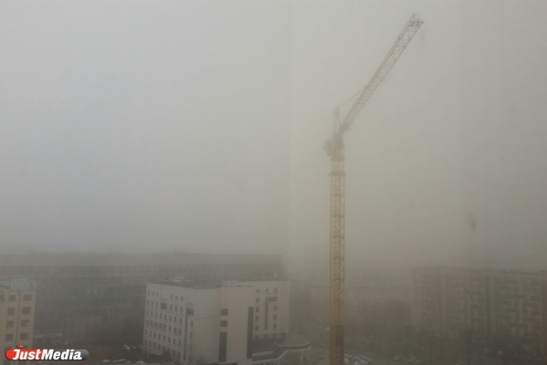 Туман не помеха. Утренняя непогода в Екатеринбурге не помешала работе аэропорта «Кольцово» - Фото 1