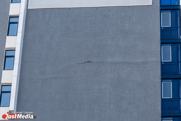 Минстрой не заметил треснувшего фасада на ЖК «Дипломат» - Фото 1