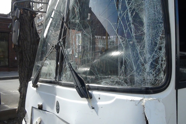 В Екатеринбурге столкнулись грузовая «Газель» и рейсовый автобус. Пострадали три человека - Фото 1