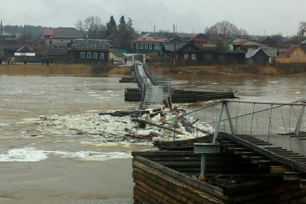 В Верхотурье смыло старинный пешеходный мост через реку Тура. ФОТО - Фото 1