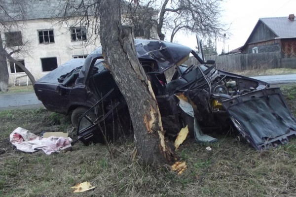 В Тугулыме автомобиль врезался в дерево. Один человек погиб, двое в больнице - Фото 1