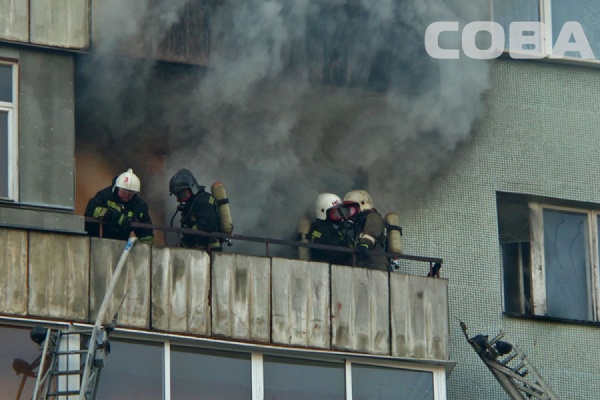 Мужчина сорвался с восьмого этажа во время пожара в жилом доме на улице Антона Валека - Фото 1