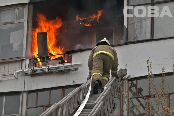 В девятиэтажке на Серафимы Дерябиной загорелся балкон - Фото 1