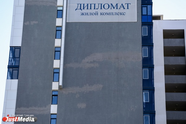 ЖК «Дипломат» покрылся серыми полосками - Фото 1