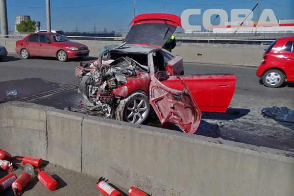 На Халтурина Toyota Celica влетела в придорожный отбойник. Водитель погиб - Фото 1