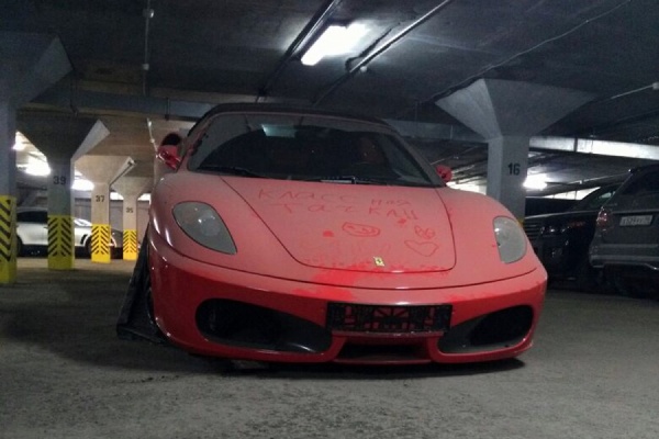 В Екатеринбурге должника лишили красной Ferrari - Фото 1