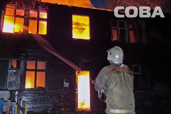 В Екатеринбурге сгорел двухэтажный барак, есть жертвы - Фото 1