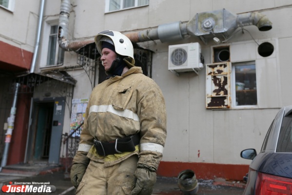 В Первоуральске при пожаре в пятиэтажном доме пострадал человек - Фото 1