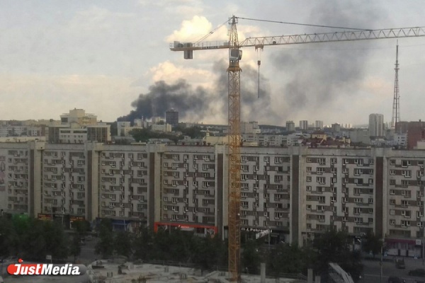 Пожар в переулке Базовом в Екатеринбурге. Черный столб дыма виден всему городу. ФОТО - Фото 1