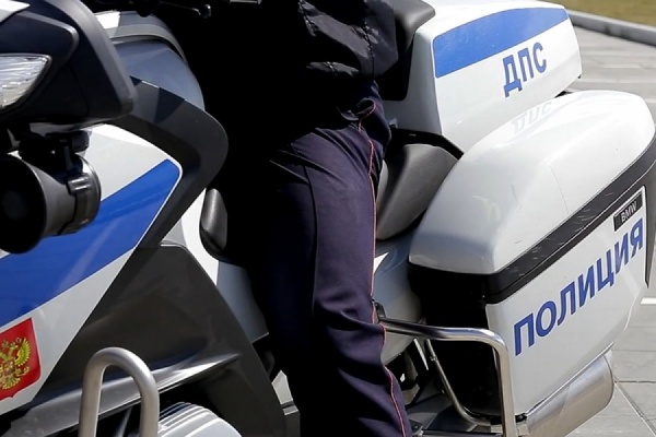 Госавтоинспекция Екатеринбурга разыскивает байкера, столкнувшего с мотоцикла инспектора ДПС - Фото 1