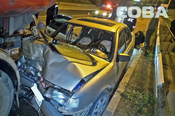 В переулке Базовом Opel врезался в КАМАЗ - Фото 1