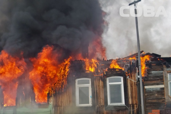 На Уктусе горел частный дом на трех хозяев, погиб мужчина - Фото 1