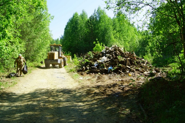 В ходе субботника возле Висимского заповедника собрали пять КАМАЗов мусора - Фото 1