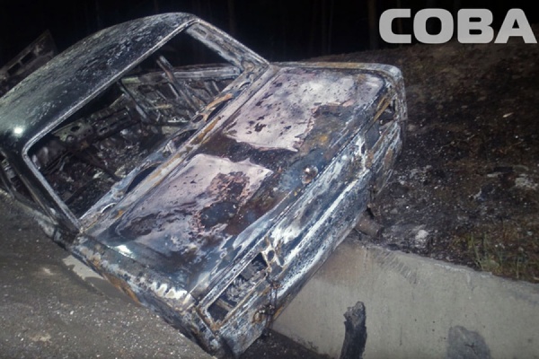 В Екатеринбурге минувшей ночью неизвестные подожгли автомобиль возле МЕГИ - Фото 1