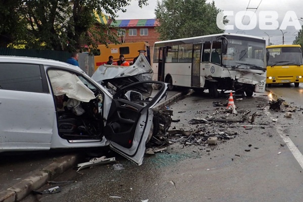 На улице Пархоменко в столкновении легковушки и автобуса пострадали четыре человека - Фото 1