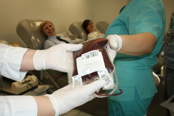 Сотрудники свердловской полиции поделились с больницами ста литрами своей крови - Фото 1