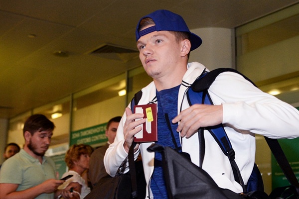 Олег Шатов обматерил журналиста в аэропорту после прилета с ЕВРО-2016. ВИДЕО - Фото 1