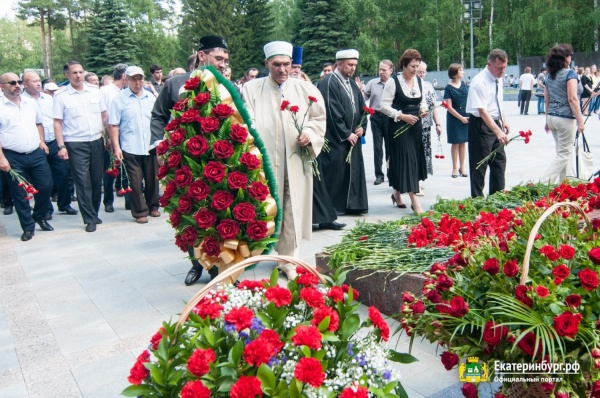 В День памяти и скорби жители Екатеринбурга возложили цветы к Вечному огню - Фото 1