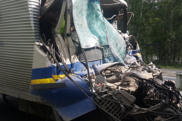 На Серовском тракте в столкновении двух грузовиков погиб один человек - Фото 1