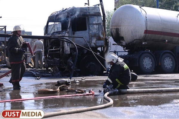 При пожаре на автозаправке в Екатеринбурге пострадали три человека - Фото 1
