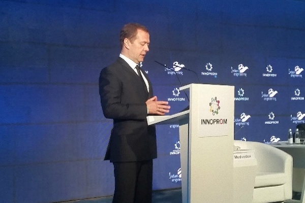 Дмитрий Медведев продиктовал предвыборные тезисы свердловским единороссам - Фото 1