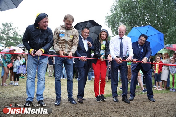 Олимпийцы под проливным дождем открыли новую спортивную площадку в парке Архипова - Фото 1