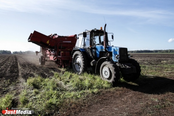 Уральские приставы забрали у фермера-должника шесть тракторов - Фото 1