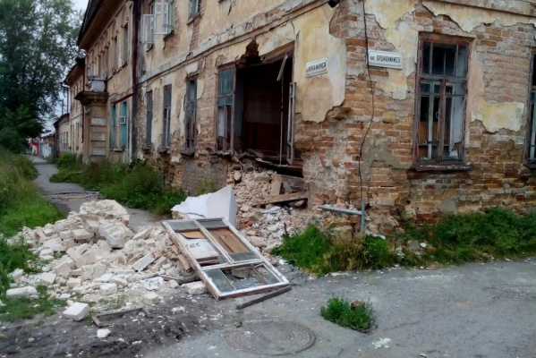В Ирбите обрушилась стена памятника архитектуры. ФОТО - Фото 1