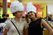 В Екатеринбурге десятки моделей примерили бумажную одежду