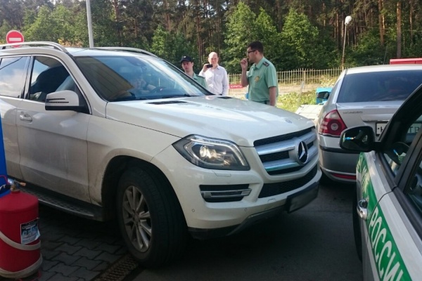 В Екатеринбурге приставы на несколько часов перекрыли заправку, чтобы «выкурить» из Mercedes супругу должника - Фото 1