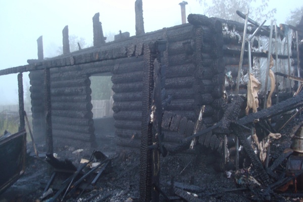 Мужчина, женщина и ребенок погибли при пожаре в Тугулымском городском округе - Фото 1