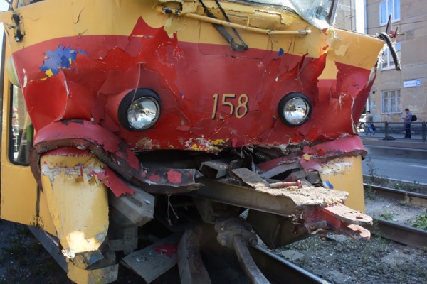При столкновении двух трамваев на Уралмаше пассажир сломал нос - Фото 1