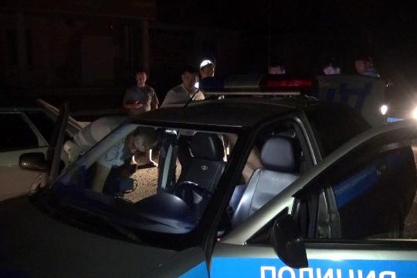 В Нижнем Тагиле пьяный водитель спрятался от инспекторов ГИБДД на заднем сиденье своей машины - Фото 1