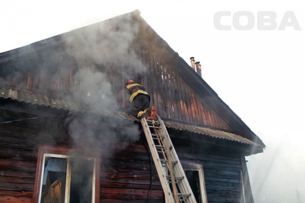 В Березовском сгорел частный дом. Один человек пострадал - Фото 1