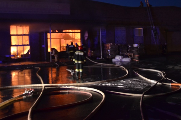 К пожару на складе в Березовском могли привести неосторожное обращение с огнем или аварийный режим работы электрооборудования - Фото 1