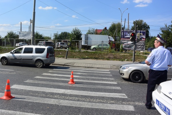 Мать и дочь попали под машину на Донбасской - Фото 1