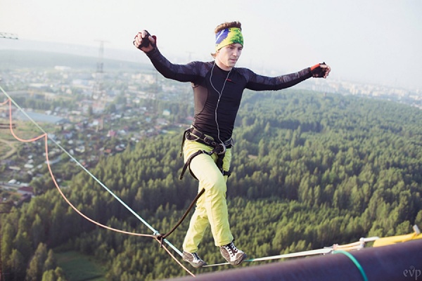 Длина 120 метров, высота – 100. Знаменитый уральский хайлайнер в очередной раз покорил Екатеринбург - Фото 1