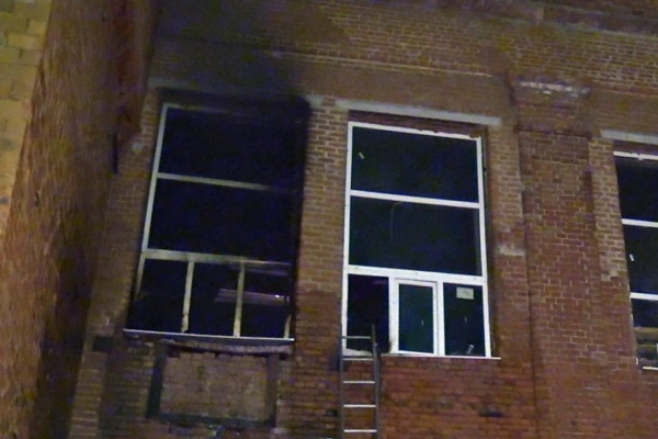Ночью на заводе РТИ горели доски и опилки. Пожар тушили 19 машин. ФОТО - Фото 1