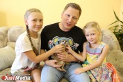 Михаил Мальцев в компании своих дочерей Алисы и Сони и суриката Сури