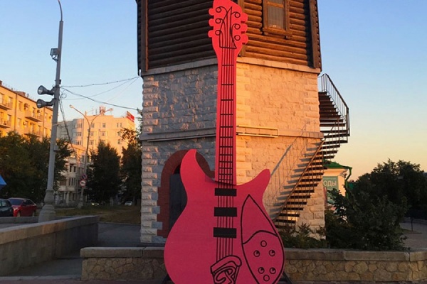 В центре Екатеринбурга появилась пятиметровая розовая гитара - Фото 1