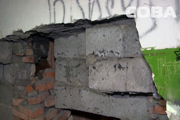В Екатеринбурге в доме на Энтузиастов вслед за рухнувшей стеной провалился потолок
