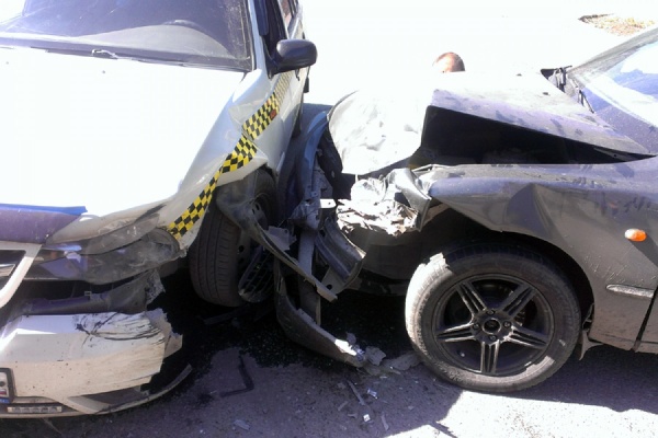 Неопытный водитель спровоцировал ДТП с двумя пострадавшими в Ревде - Фото 1