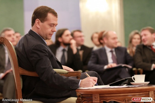Медведев лично отобрал свои фотографии для предвыборной агитации «Единой России» - Фото 1