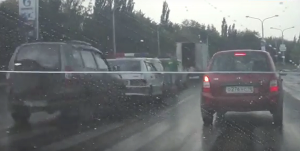 «Во всем виноват дождь». В Каменске-Уральском в ДТП столкнулись три автомобиля. ВИДЕО - Фото 1