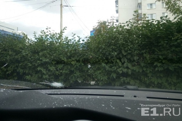 В центре Екатеринбурга автовладельцу прострелили лобовое стекло - Фото 1
