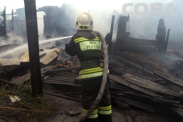 В горящем частном доме на улице Тагильской найдено тело мужчины - Фото 1
