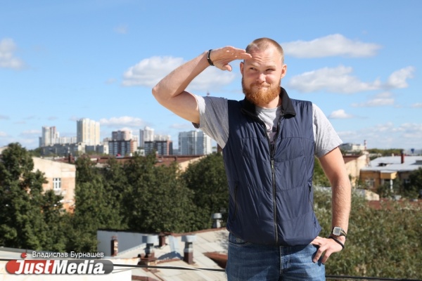 Илья Сотонин, стоя на крыше: «Не жарко и не холодно — это то, что я люблю. В День знаний в Екатеринбурге +25». ВИДЕО - Фото 1