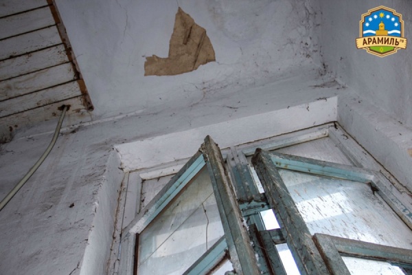 «Как тут жить, если дом разваливается на глазах?» Жители двухэтажки в Арамиле боятся, что в квартирах вот-вот рухнут потолки - Фото 1